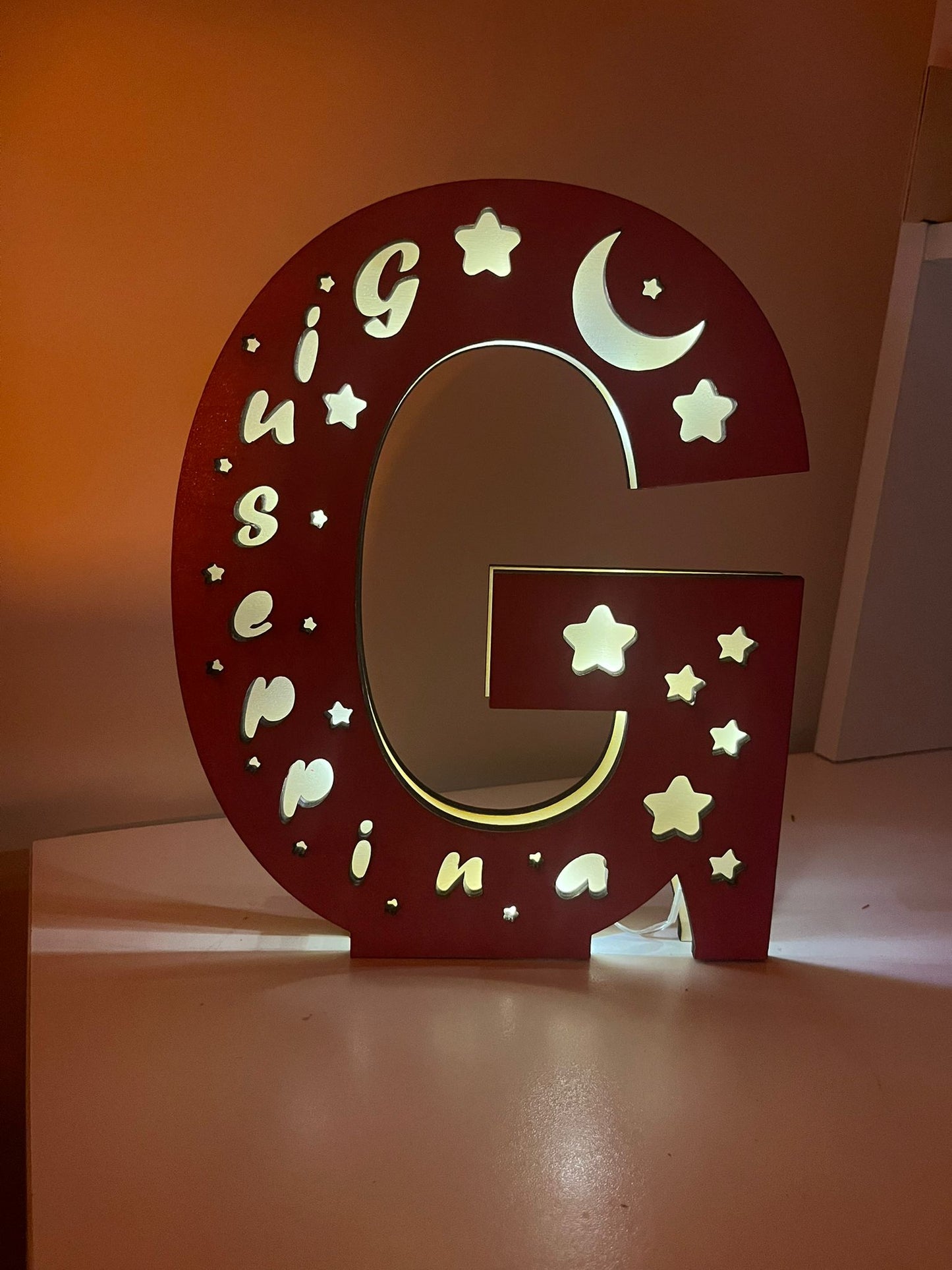 Lampada in legno a forma di Lettera e Nome personalizzato "G"