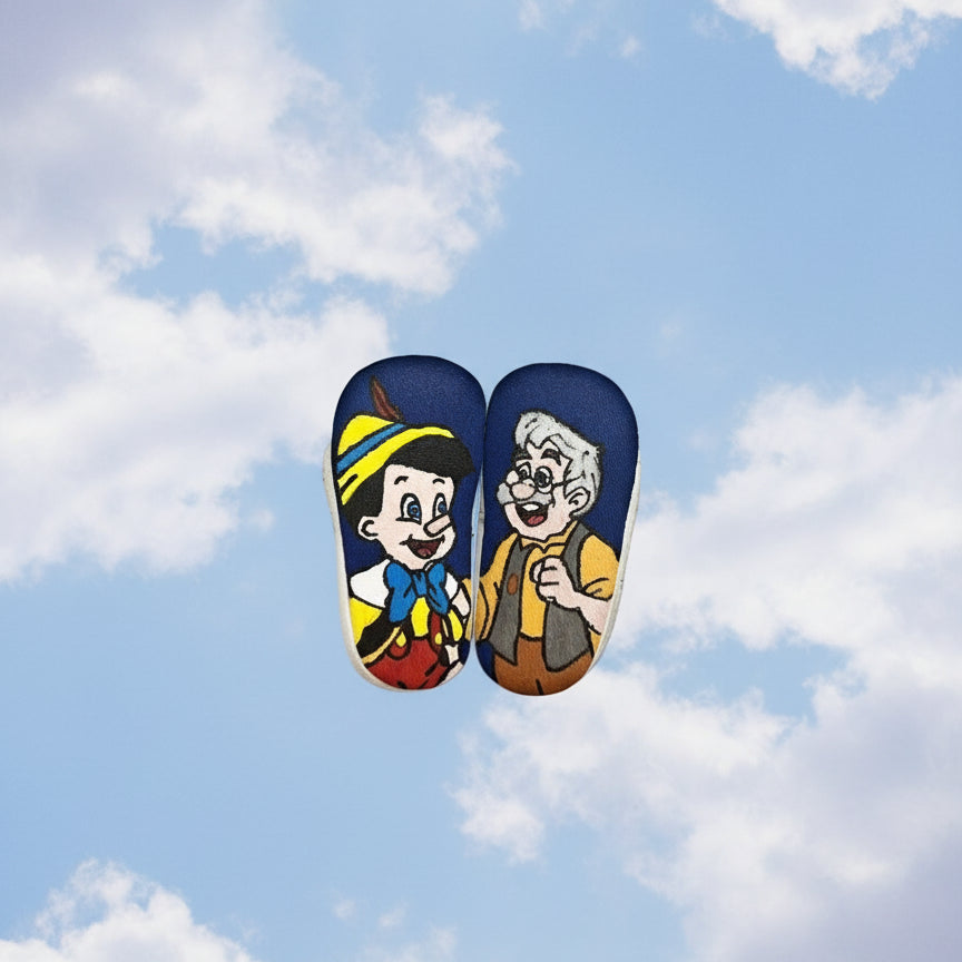 Scarpette neonato dipinte a mano – Tema Pinocchio