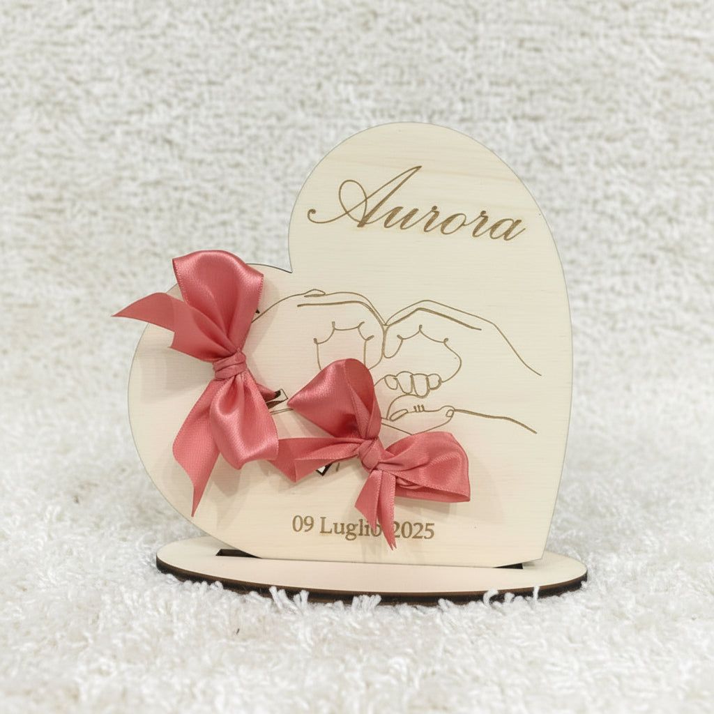 Cuore nascita personalizzato in legno – con fiocchi e incisione nome e data
