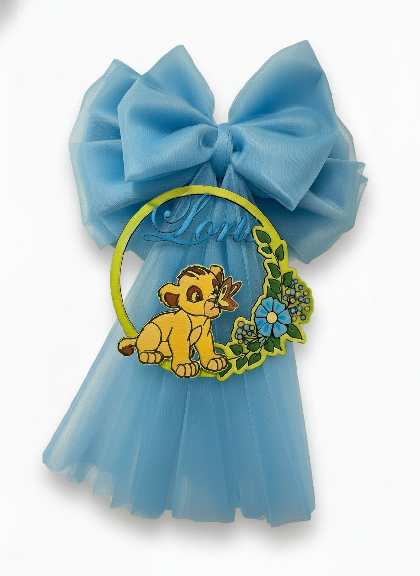 Fiocco nascita azzurro con decorazione in legno dipinta a mano – Tema Il Re Leone e nome personalizzabile