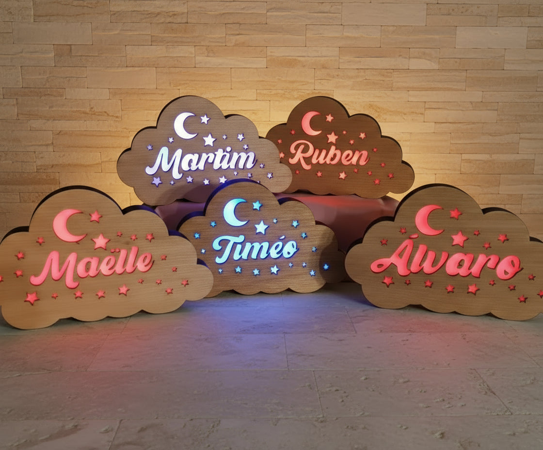 Lampada in legno con inciso il nome