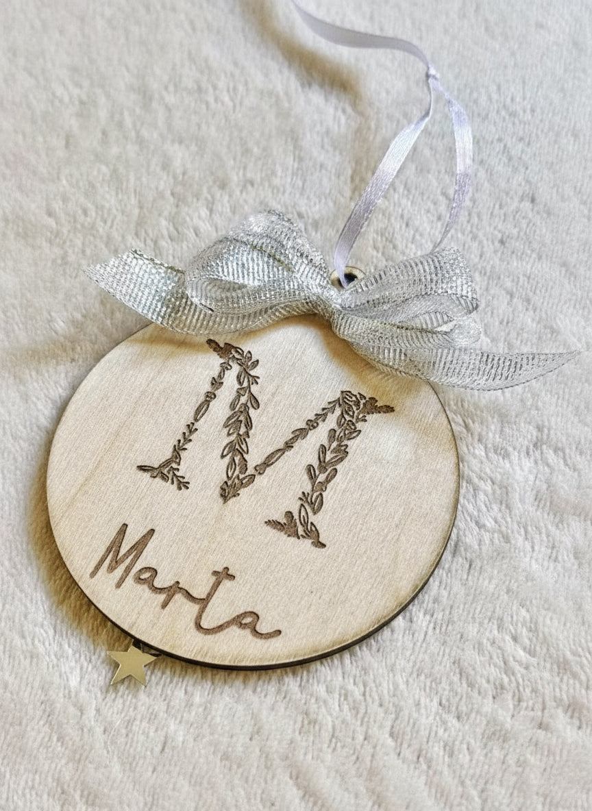Pallina di Natale personalizzata con nome e iniziale natalizia incisa