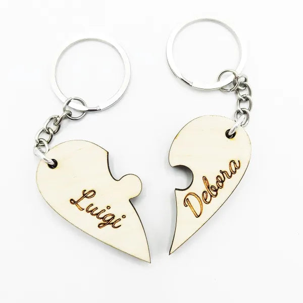 PORTACHIAVE IN LEGNO A FORMA DI CUORE CON NOMI