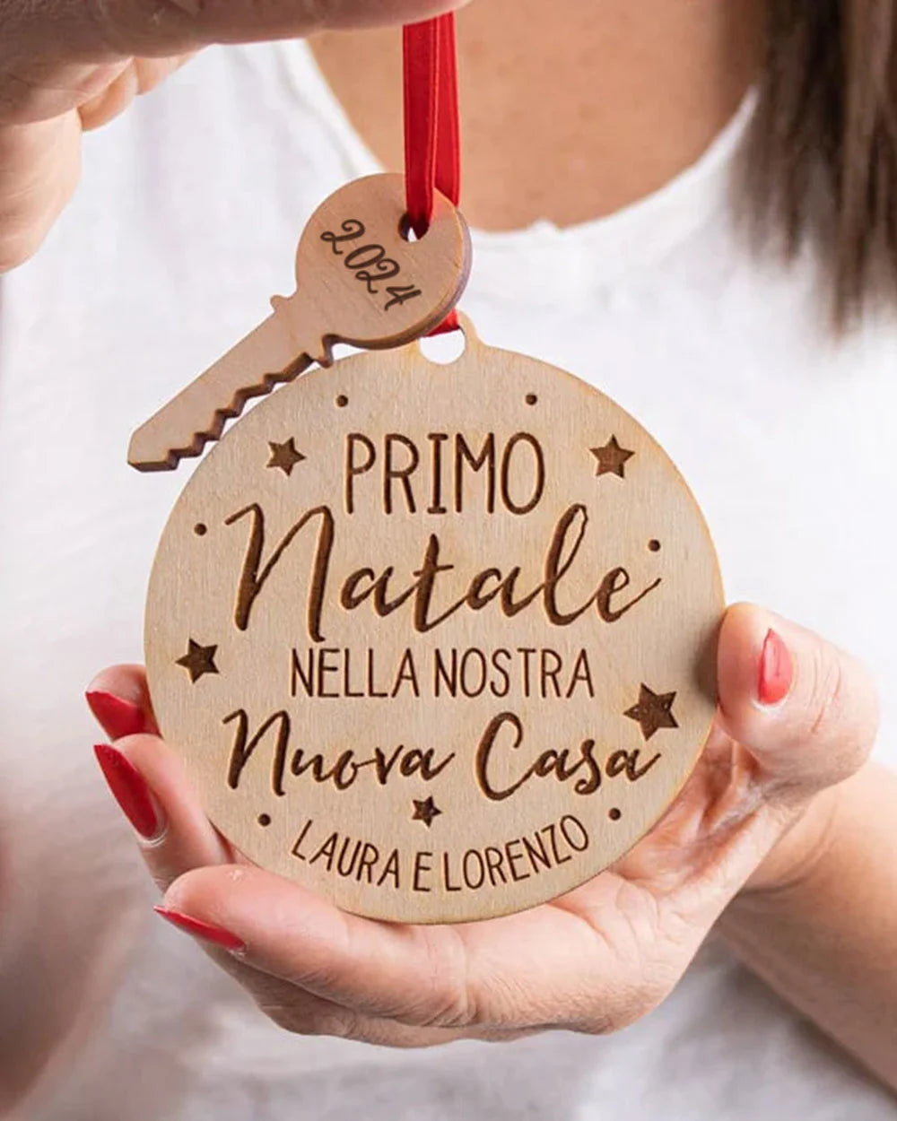 Pallina di Natale “Primo Natale nella Nostra Nuova Casa” in Legno Personalizzata con Nomi, Dedica e Anno – Idea Decorazione per Natale