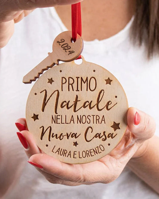 Pallina di Natale “Primo Natale nella Nostra Nuova Casa” in Legno Personalizzata con Nomi, Dedica e Anno – Idea Decorazione per Natale