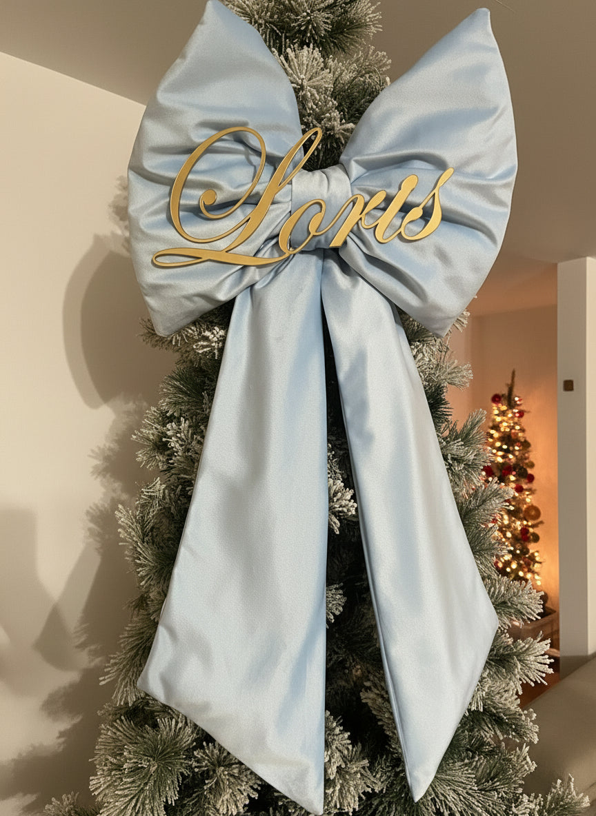 Fiocco decorativo artigianale in tessuto con nome in plexiglass – ideale per albero di Natale e occasioni speciali