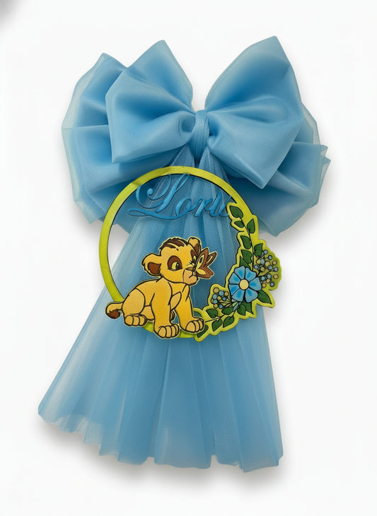 Fiocco nascita azzurro con decorazione in legno dipinta a mano – Tema Il Re Leone e nome personalizzabile