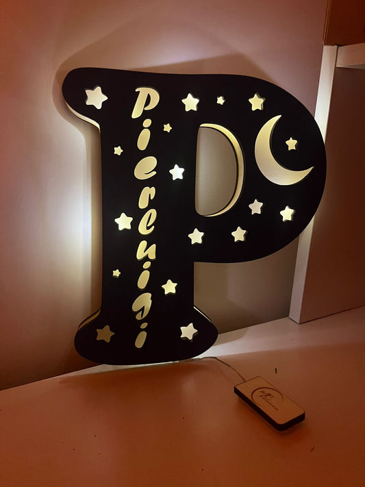 Lampada in legno a forma di Lettera e Nome personalizzato "P"