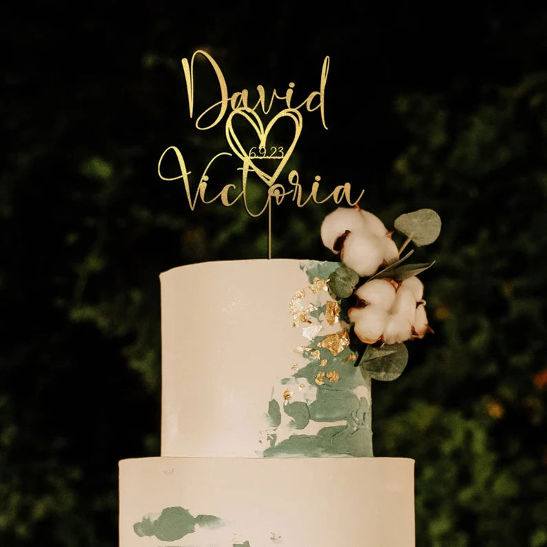Topper per torta per matrimoni, con un cuore nomi e data