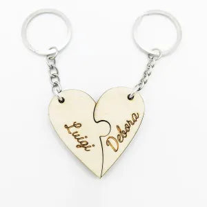 PORTACHIAVE IN LEGNO A FORMA DI CUORE CON NOMI